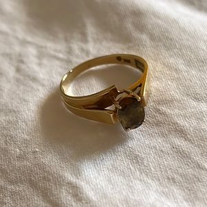 Pretty vintage gold ring